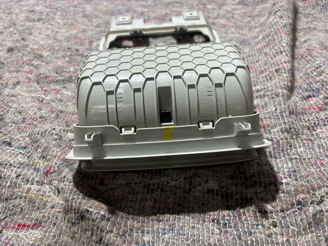 bontott SKODA OCTAVIA III Középső Szemüvegtartó