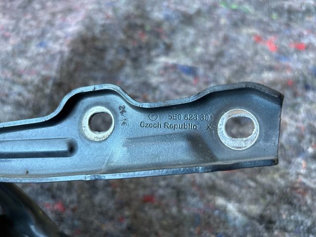 bontott SKODA OCTAVIA III Motorháztető Bal Zsanér