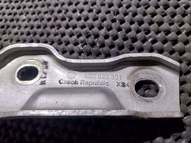 bontott SKODA OCTAVIA III Motorháztető Bal Zsanér