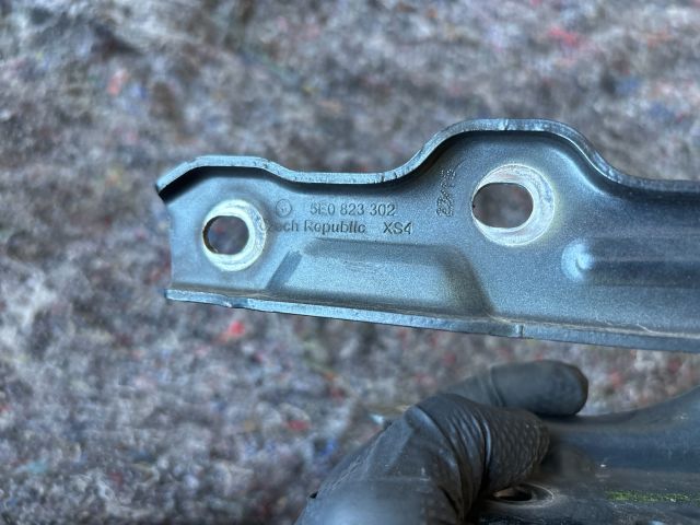 bontott SKODA OCTAVIA III Motorháztető Jobb Zsanér