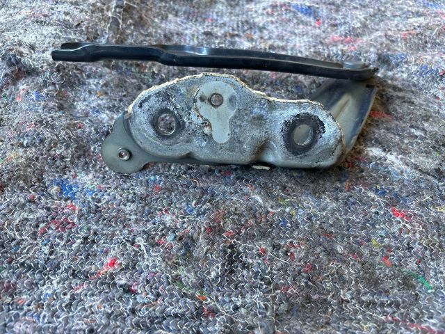 bontott SKODA OCTAVIA III Motorháztető Jobb Zsanér