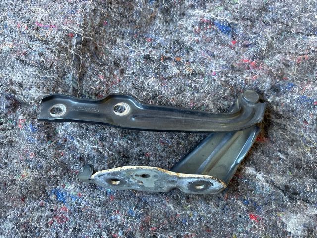 bontott SKODA OCTAVIA III Motorháztető Jobb Zsanér