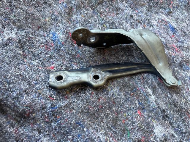 bontott SKODA OCTAVIA III Motorháztető Jobb Zsanér