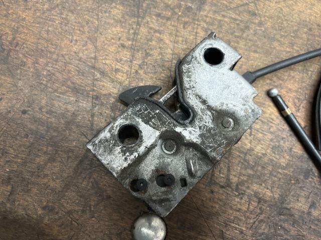 bontott SKODA OCTAVIA III Motorháztető Zárszerkezet