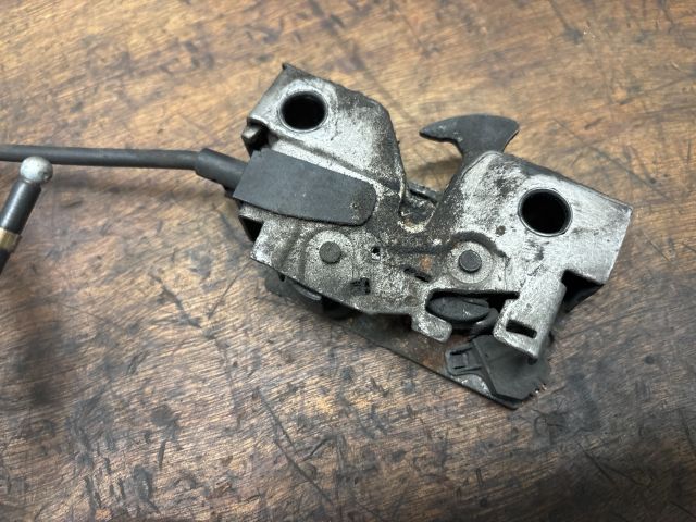 bontott SKODA OCTAVIA III Motorháztető Zárszerkezet