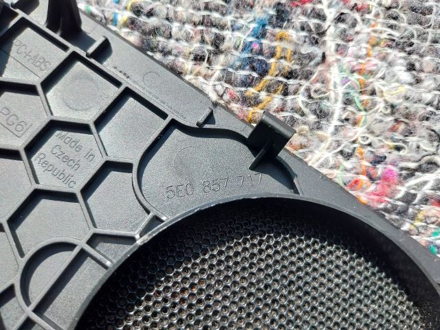 bontott SKODA OCTAVIA III Műszerfal Középső Hangszóró Burkolat