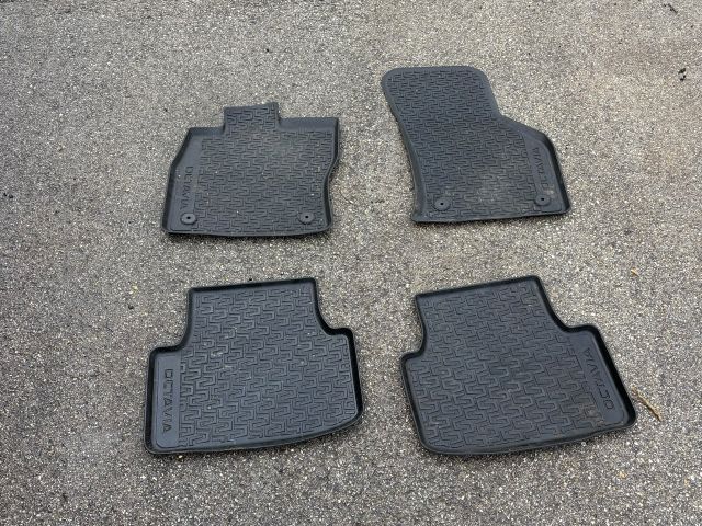 bontott SKODA OCTAVIA III Padlószőnyeg