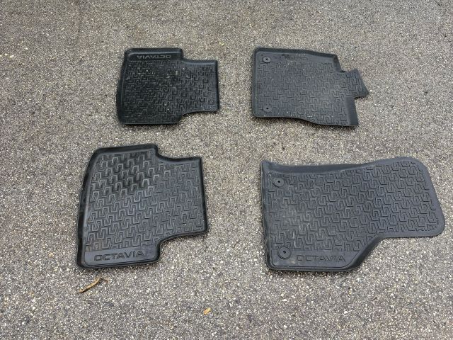 bontott SKODA OCTAVIA III Padlószőnyeg