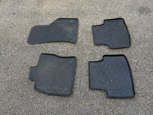 bontott SKODA OCTAVIA III Padlószőnyeg