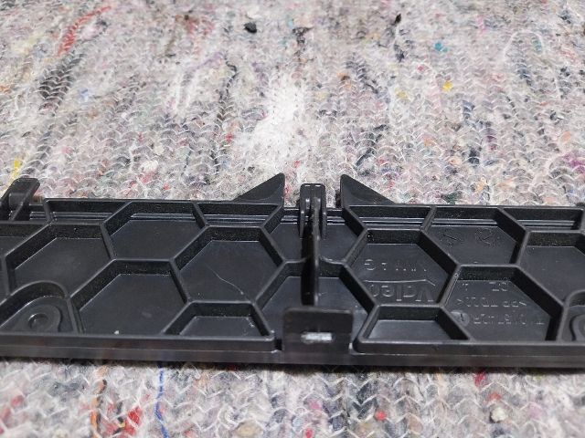 bontott SKODA OCTAVIA III Pollenszűrő Fedél