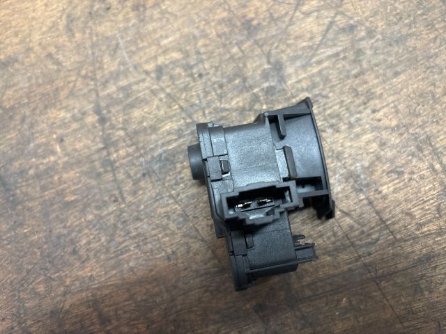 bontott SKODA OCTAVIA III Tankajtó Nyitó Kar / Gomb