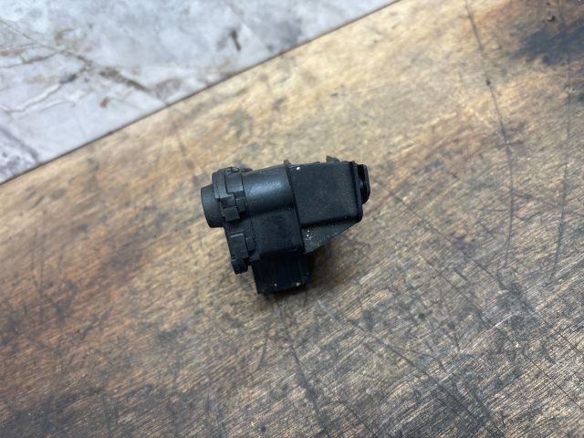 bontott SKODA OCTAVIA III Tankajtó Nyitó Kar / Gomb