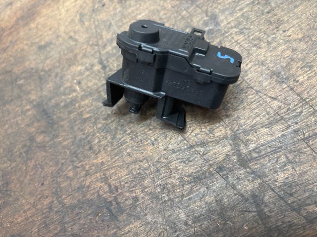 bontott SKODA OCTAVIA III Tankajtó Nyitó Kar / Gomb