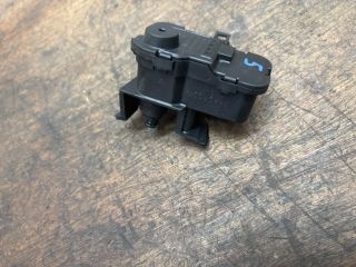 bontott SKODA OCTAVIA III Tankajtó Nyitó Kar / Gomb