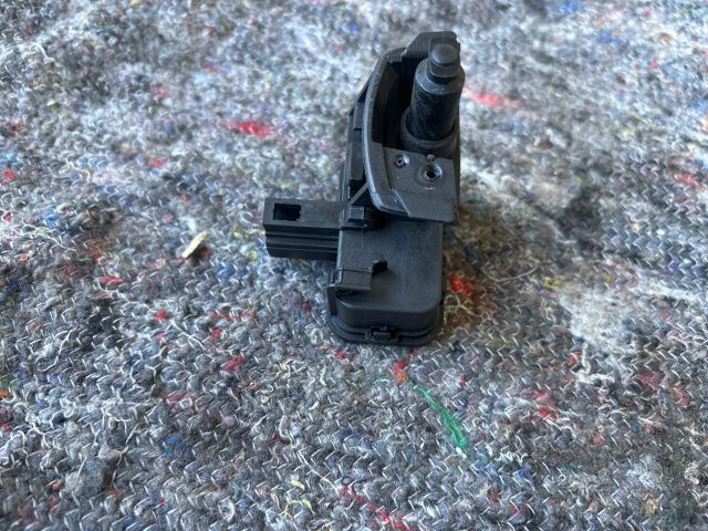 bontott SKODA OCTAVIA III Tankajtó Nyitó Kar / Gomb