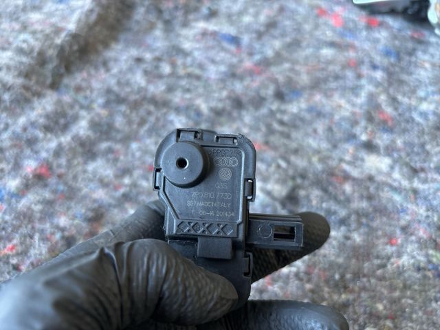 bontott SKODA OCTAVIA III Tankajtó Nyitó Kar / Gomb