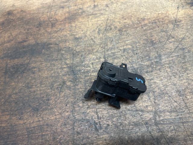 bontott SKODA OCTAVIA III Tankajtó Nyitó Kar / Gomb