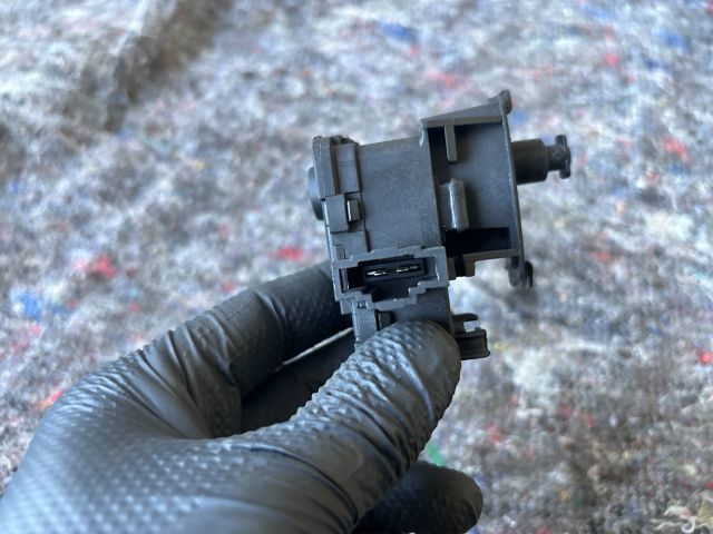 bontott SKODA OCTAVIA III Tankajtó Nyitó Kar / Gomb