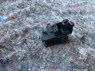 bontott SKODA OCTAVIA III Tankajtó Nyitó Kar / Gomb