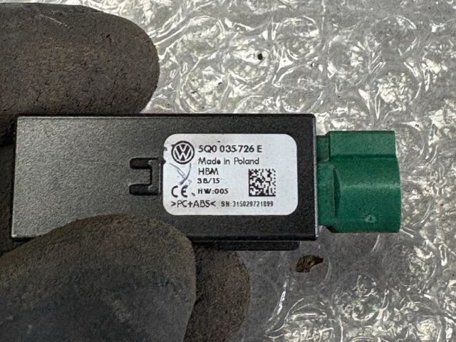 bontott SKODA OCTAVIA III USB Aljzat