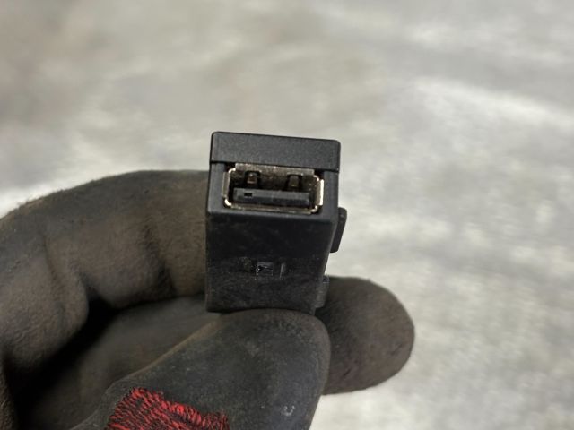 bontott SKODA OCTAVIA III USB Aljzat