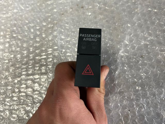 bontott SKODA OCTAVIA III Vészvillogó Kapcsoló