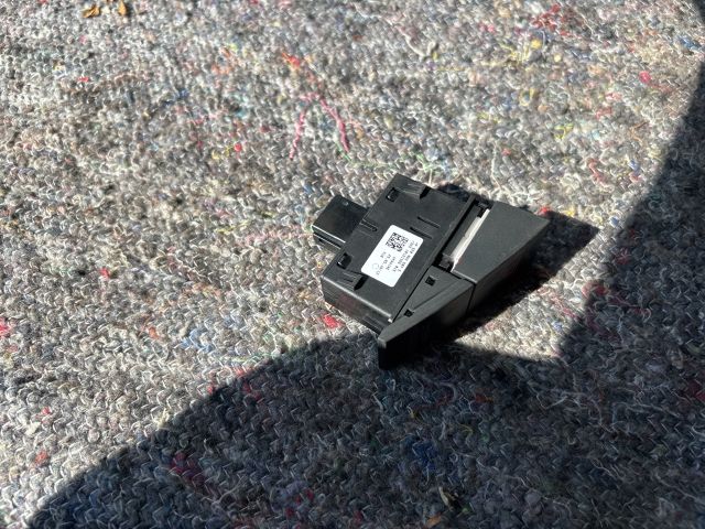 bontott SKODA OCTAVIA III Vészvillogó Kapcsoló