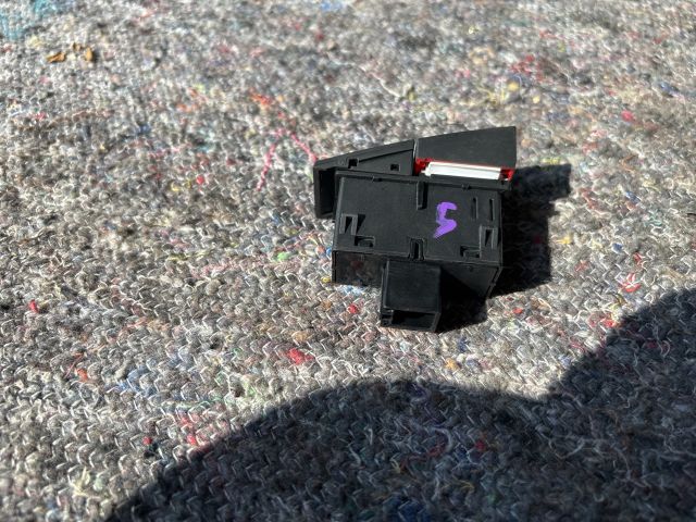 bontott SKODA OCTAVIA III Vészvillogó Kapcsoló