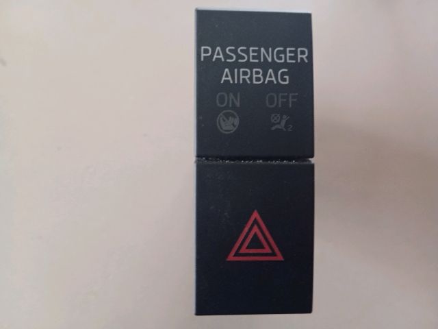 bontott SKODA OCTAVIA III Vészvillogó Kapcsoló