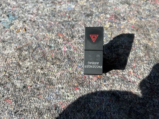 bontott SKODA OCTAVIA III Vészvillogó Kapcsoló