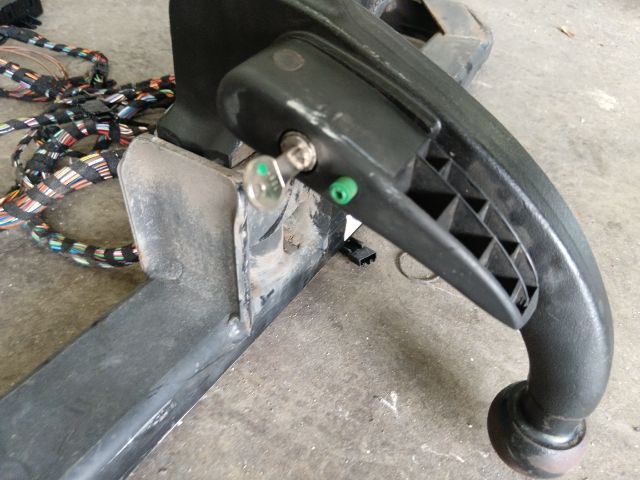 bontott SKODA OCTAVIA III Vonóhorog