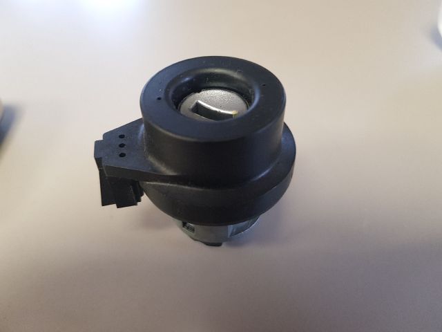 bontott SKODA OCTAVIA III Zárbetét Szett