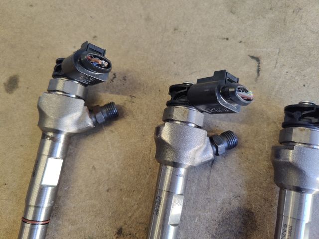 bontott SKODA OCTAVIA IV Porlasztó Sor / Híd