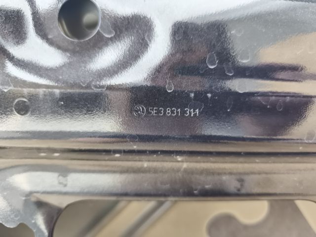 bontott SKODA OCTAVIA IV Bal első Ajtó (Üres lemez)