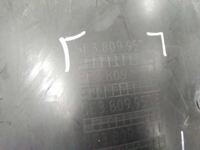 bontott SKODA OCTAVIA IV Bal első Dobbetét (Kerékjárati, Műanyag)