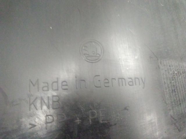 bontott SKODA OCTAVIA IV Bal első Dobbetét (Kerékjárati, Műanyag)