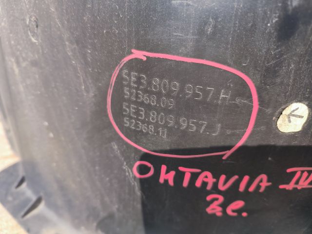 bontott SKODA OCTAVIA IV Bal első Dobbetét (Kerékjárati, Műanyag)