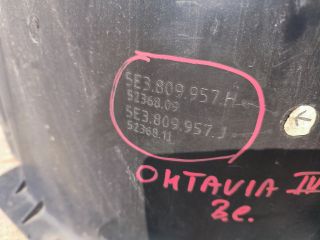 bontott SKODA OCTAVIA IV Bal első Dobbetét (Kerékjárati, Műanyag)