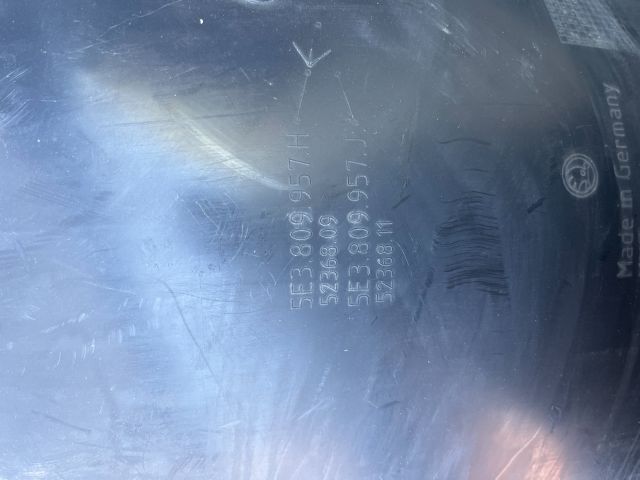 bontott SKODA OCTAVIA IV Bal első Dobbetét (Kerékjárati, Műanyag)