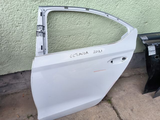 bontott SKODA OCTAVIA IV Bal hátsó Ajtó (Részeivel)