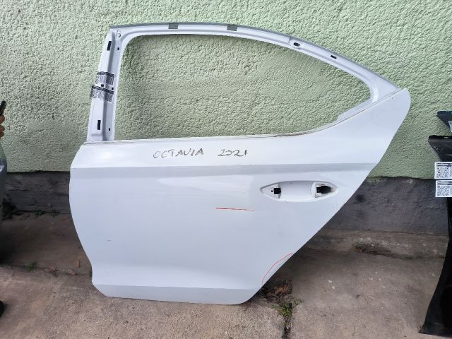 bontott SKODA OCTAVIA IV Bal hátsó Ajtó (Részeivel)