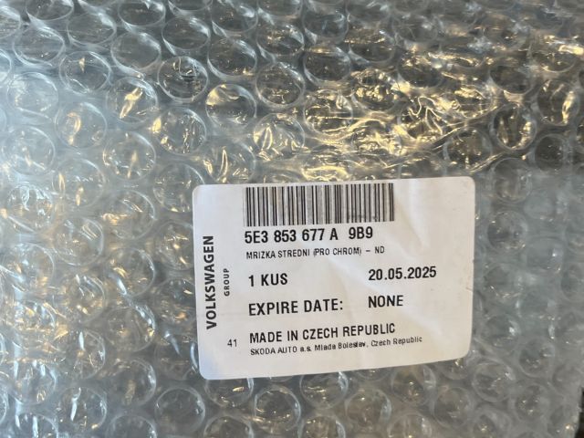 bontott SKODA OCTAVIA IV Első Lökhárító Alsó Középső Díszrács