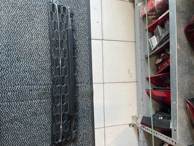 bontott SKODA OCTAVIA IV Első Lökhárító Alsó Középső Díszrács