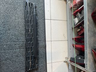 bontott SKODA OCTAVIA IV Első Lökhárító Alsó Középső Díszrács