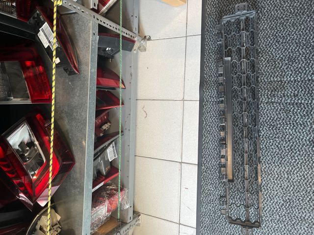 bontott SKODA OCTAVIA IV Első Lökhárító Alsó Középső Díszrács