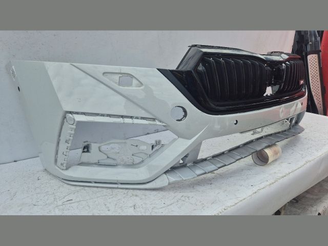 bontott SKODA OCTAVIA IV Első Lökhárító (Üresen)