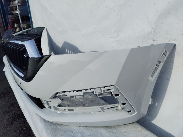 bontott SKODA OCTAVIA IV Első Lökhárító (Üresen)