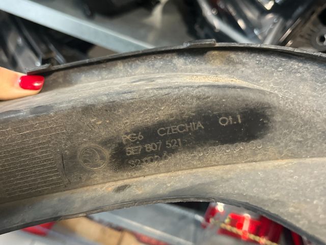 bontott SKODA OCTAVIA IV Hátsó Lökhárító Alsó (Műanyag)