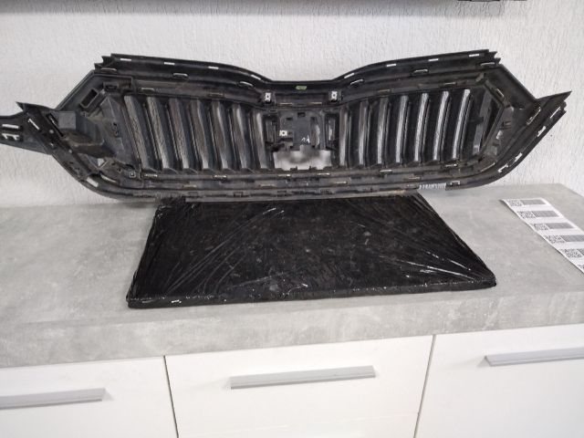 bontott SKODA OCTAVIA IV Hűtőrács