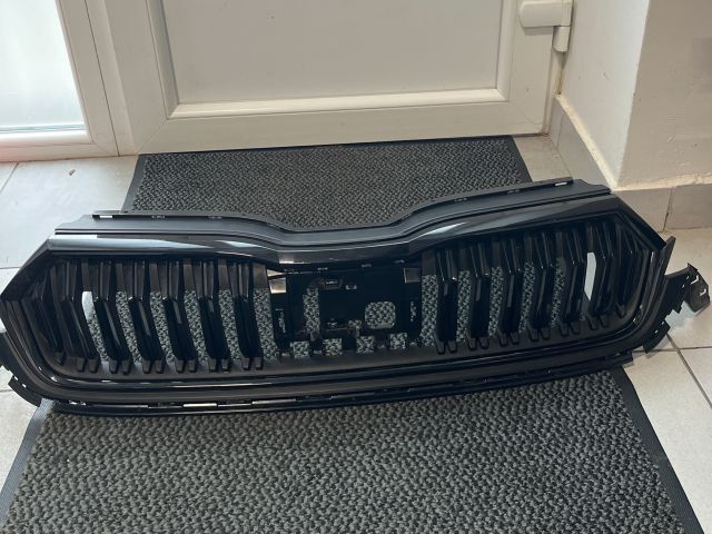 bontott SKODA OCTAVIA IV Hűtőrács